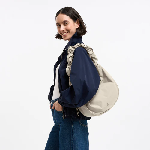 260409_MOON_BAG_RUFFLE_soft-shell_Online-Print_bis290409_02383