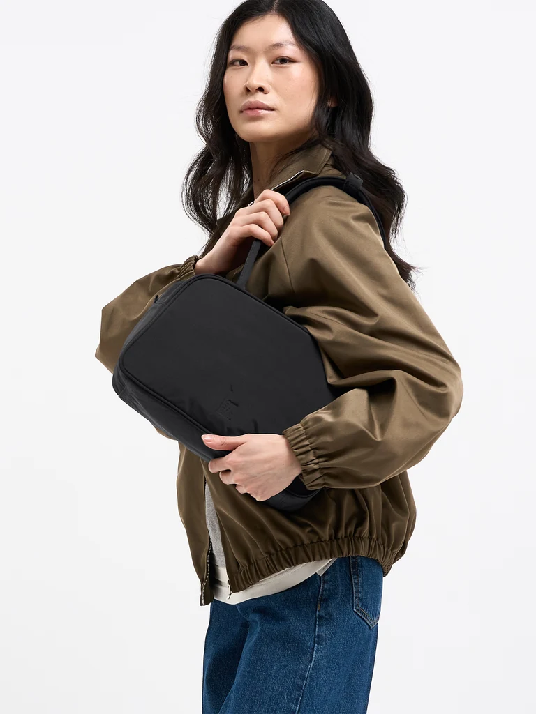 BA0571MO-100_STRIKE_BAG_black_mood_26-07-24_24_WORLD_ECOM_09000