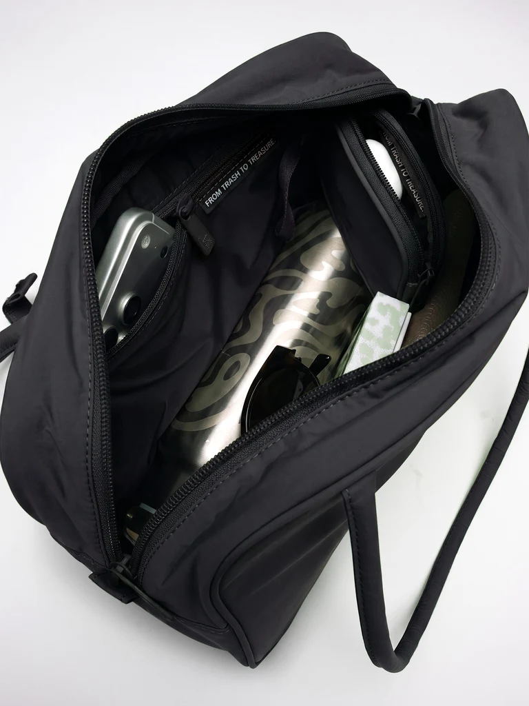 BA0571MO-100_STRIKE_BAG_black_still_____inside_filled
